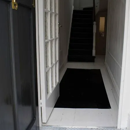 1 Bed Apartment In Filey Town Centre - Near Beach * Filey