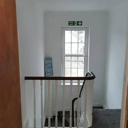 1 Bed Apartment In Filey Town Centre - Near Beach